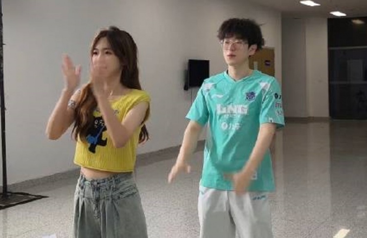 被绑架了你就眨眨眼!夏安分享和Scout的凤凰传奇舞蹈挑战