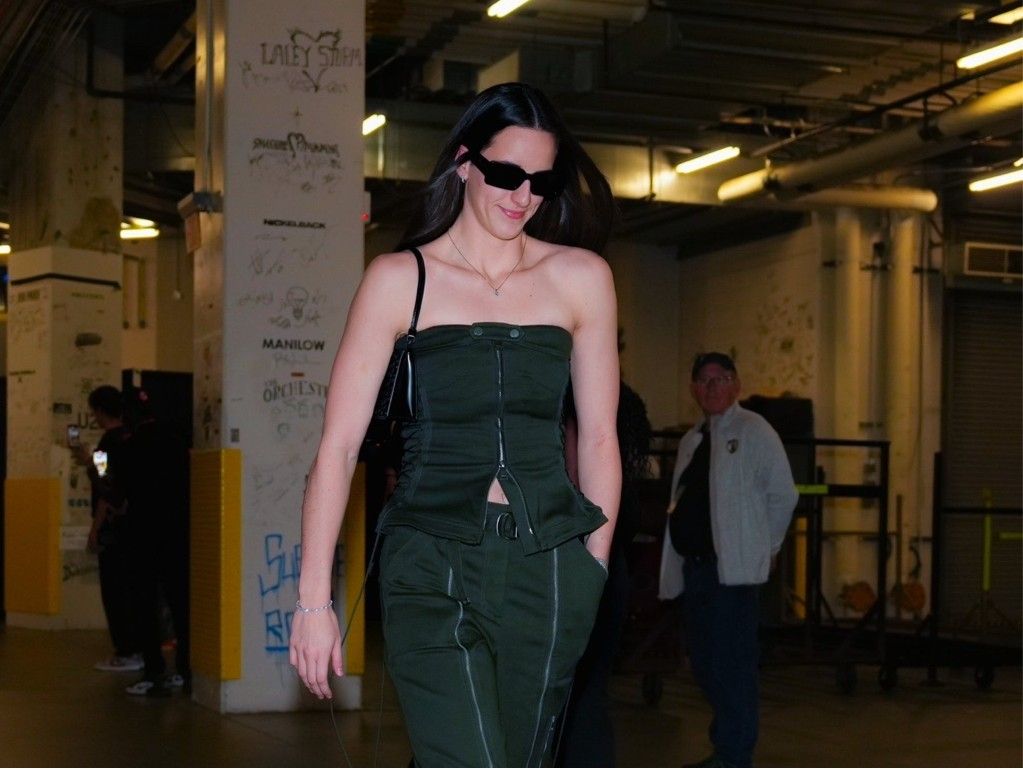 🔥克拉克成为史上第一位季后赛单场25+5+5的新秀