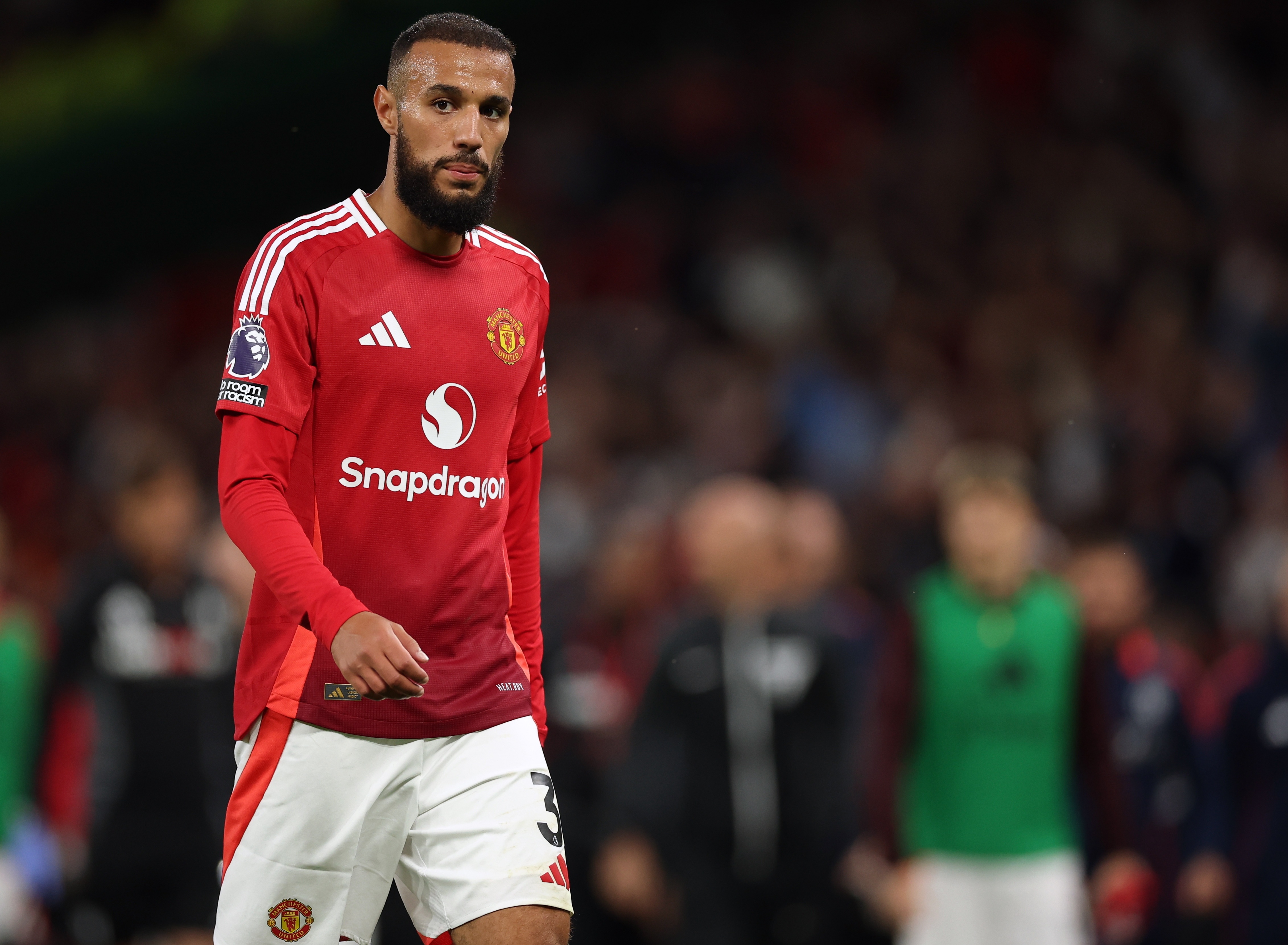 英媒:曼联后卫马兹拉维因心率失常将缺阵8周,已接受手术🚨