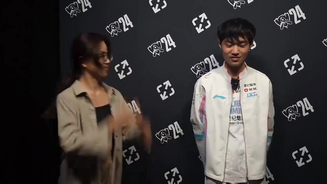 被拉扯麻了!Ashley Kang:我想收回麦克风,knight以为我想碰拳