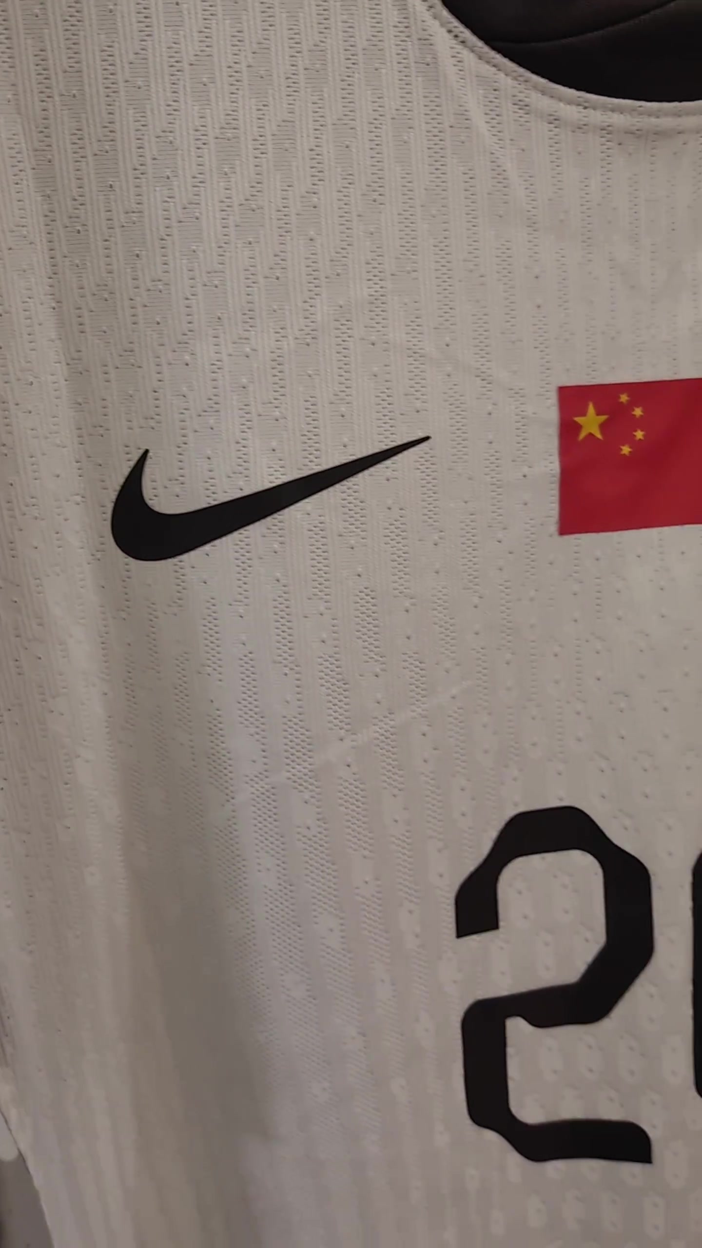 大战一触即发!国足更衣室准备就绪,将身穿白色球衣出战