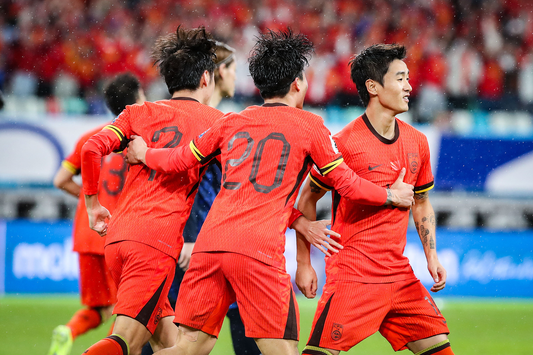 澎湃:从0-7到1-3,侵略性和坚持让国足75天后发生蜕变