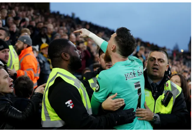 主场输球引发狼队球迷愤怒，门将何塞·萨与拥趸发生冲突